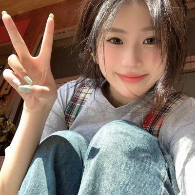 和红色中国人看电视
